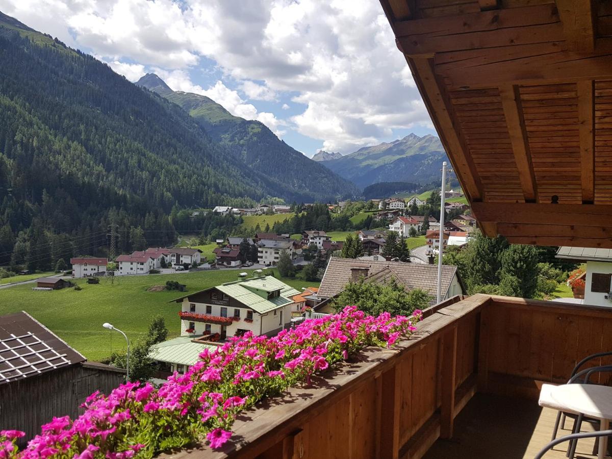 Haus Christaldo Bed & Breakfast Sankt Anton am Arlberg Exterior photo